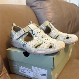 Free spirit like new only tried on size 7 Sandals - Cream and Green